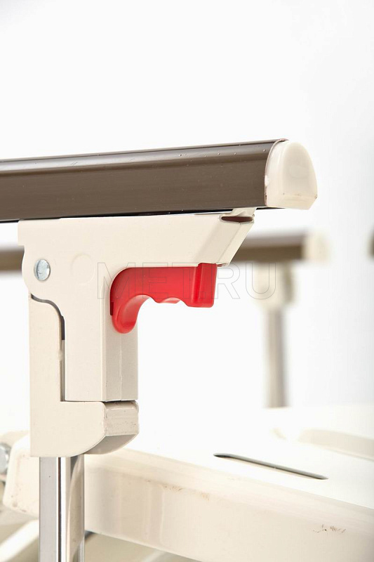 ЛЕГО М2 Функциональная медицинская кровать с механическими регулировками пластикового ложа и металлическими боковыми ограждениями