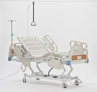 Функциональная электрическая кровать с центральным тормозом