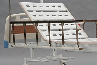 Двухсекционная кровать с винтовой регулировкой положения изголовья