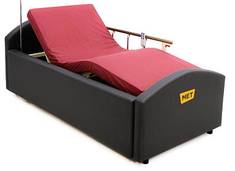 Домашняя функциональная кровать с электроприводом в мягкой обивке из темно-серой экокожи