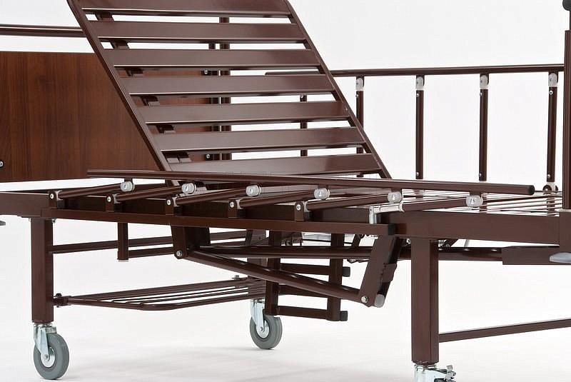 КМФ 942 кардио Кровать кресло  для лежачих больных  с туалетом и столиком, складные ограждения МЕТ