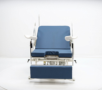 Акушерская кровать для родовспоможения на телескопических колоннах