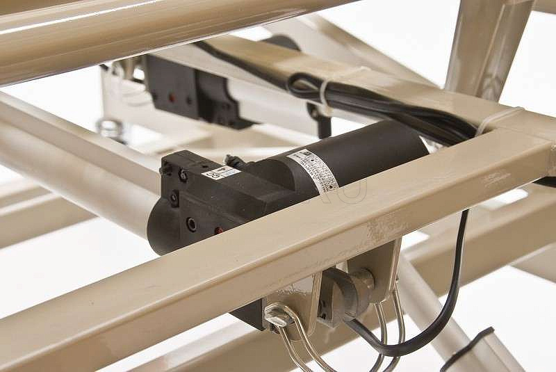 FS 3236WM Медицинская кровать с электроприводом и деревянными спинками MET